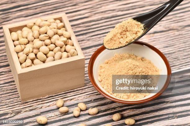 soybean flour - kinako fotografías e imágenes de stock