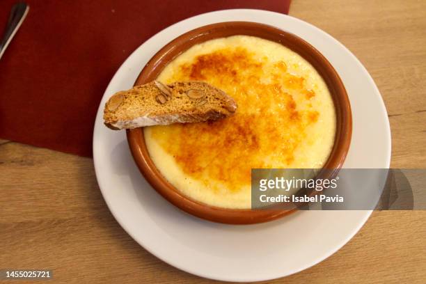 spanish creme brulee, crema catalana - burnt cookies stock-fotos und bilder