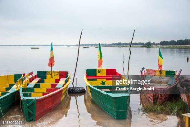 colourful wooden boats on lac rose - lac rose 個照片及圖片檔