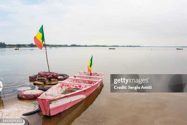 colourful wooden boats on lac rose - lac rose 個照片及圖片檔