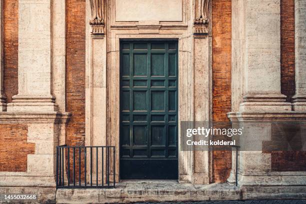 historic center of rome, historic architecture details close-up - historische wijk stockfoto's en -beelden