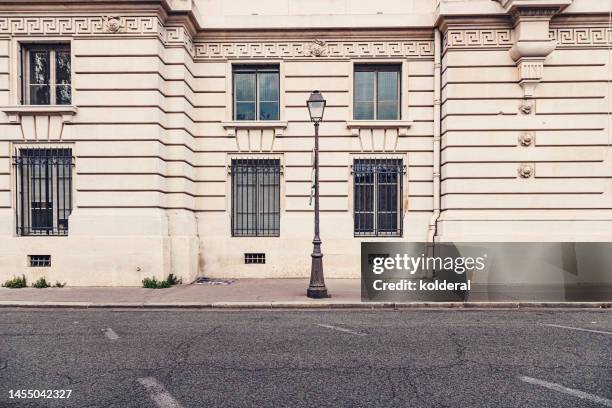 haussmann style architecture in paris - paris photos et images de collection