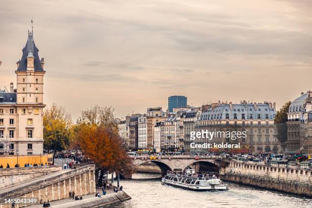 paris during golden hour , seine river with tour-boat - バトームッシュ ストックフォトと画像