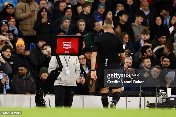 Referee Robert Jones checks the VAR screen after a handball by Kai Havertz of Chelsea which leads to a Manchester City penalty during the Emirates FA...