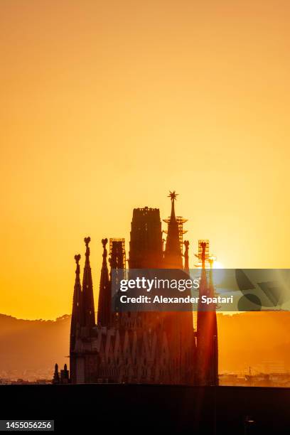 silhouette of sagrada familia church at sunset, barcelona, spain - sagrada família stock-fotos und bilder