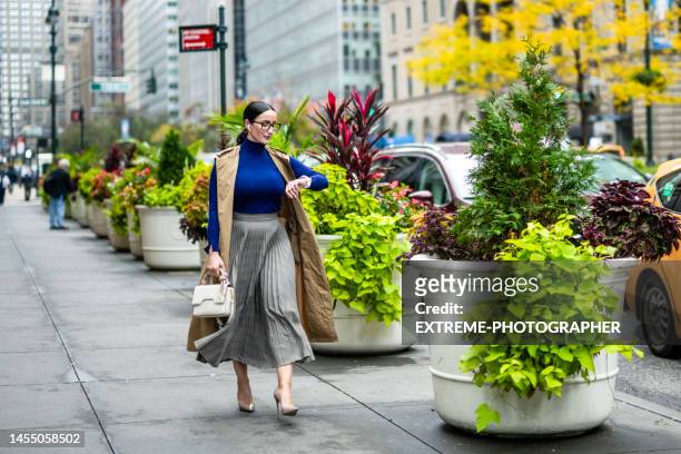 仕事の後にマンハッタンの通りを歩いているのを見た美しい女性 - sleeveless ストックフォトと画像