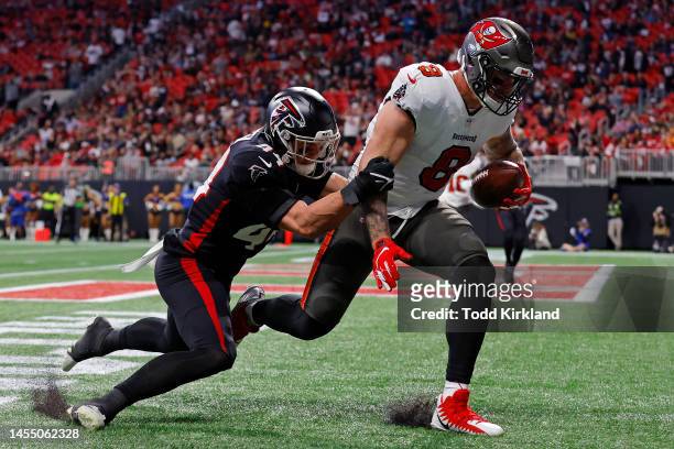 Kyle Rudolph of the Tampa Bay Buccaneers catches a pass for a touchdown against Troy Andersen of the Atlanta Falcons during the first quarter at...