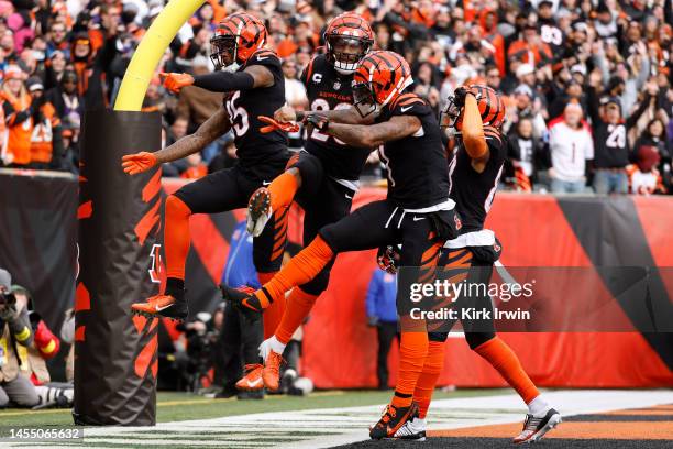 Joe Mixon of the Cincinnati Bengals celebrates his touchdown with teammates during the first quarter against the Baltimore Ravens at Paycor Stadium...