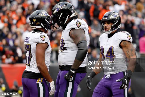 Kenyan Drake of the Baltimore Ravens celebrates his touchdown with Morgan Moses and Josh Oliver during the second quarter against the Cincinnati...