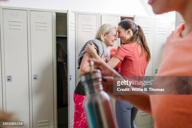 two female friends in a locker room - b 47 - fotografias e filmes do acervo