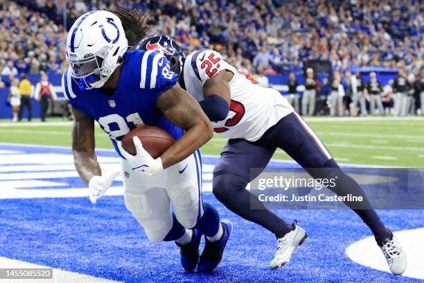 Mo Alie-Cox of the Indianapolis Colts catches the ball to score a touchdown during the fourth quarter of the game against the Houston Texans at Lucas...