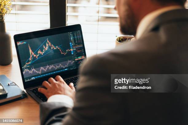 krypto-trader im büro - finanzanalyst stock-fotos und bilder