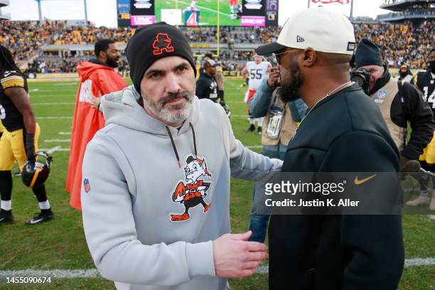 Head coach Kevin Stefanski of the Cleveland Browns talks with head coach Mike Tomlin of the Pittsburgh Steelers after the game at Acrisure Stadium on...