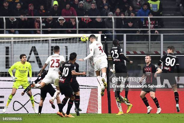 Roger Ibanez of AS Roma scores the 2-1 goal during the Serie A match between AC MIlan and AS Roma at Stadio Giuseppe Meazza on January 08, 2023 in...