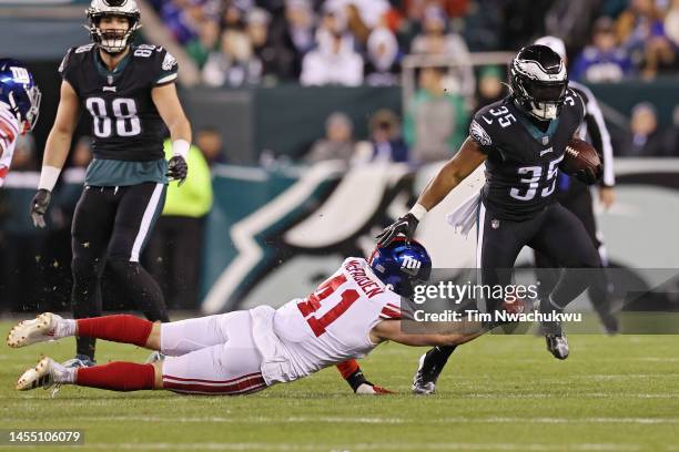 Micah McFadden of the New York Giants attempts to tackle Boston Scott of the Philadelphia Eagles during the second quarter at Lincoln Financial Field...