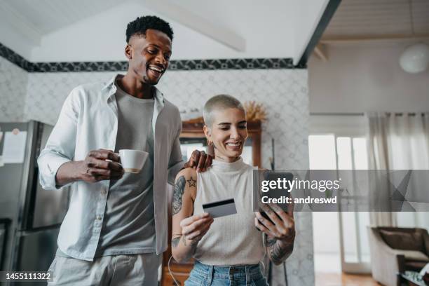 pareja de compras en línea usando tarjeta de crédito - credit union fotografías e imágenes de stock