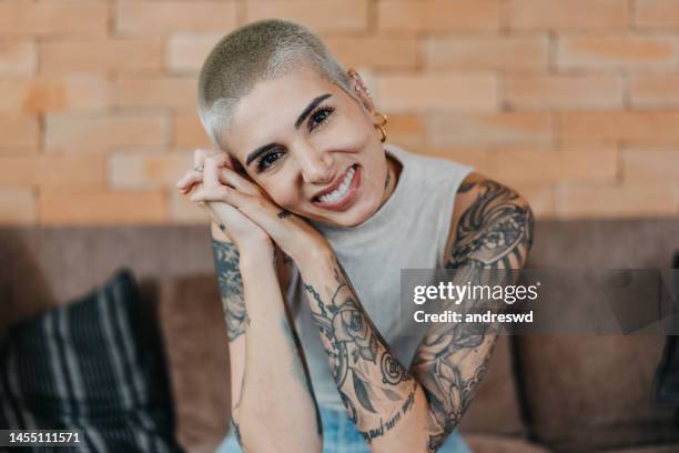 porträt einer frau mit einem tattoo - hipster man stock-fotos und bilder