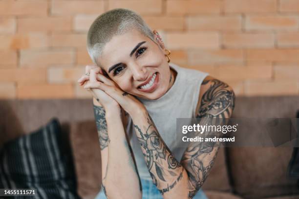 retrato de uma mulher com uma tatuagem - dyed hair - fotografias e filmes do acervo