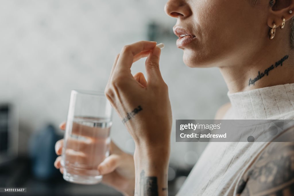 Frau, die sich selbst in der häuslichen Medizin behandelt