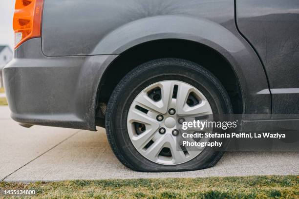 flat tire - pneu furado imagens e fotografias de stock