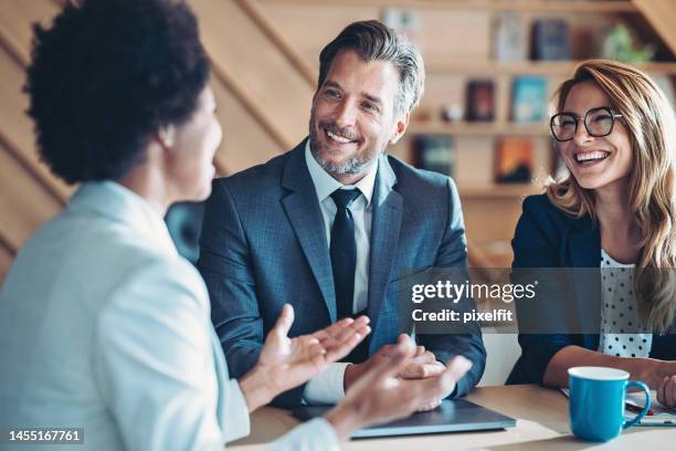 growing the business together - business meeting stockfoto's en -beelden