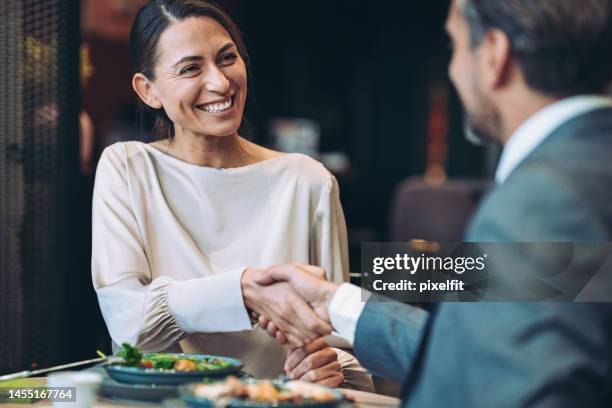 sellar el trato - comida de negocios fotografías e imágenes de stock
