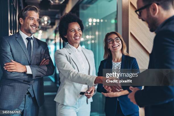 rencontre avec le nouveau partenaire commercial - équipe de direction photos et images de collection