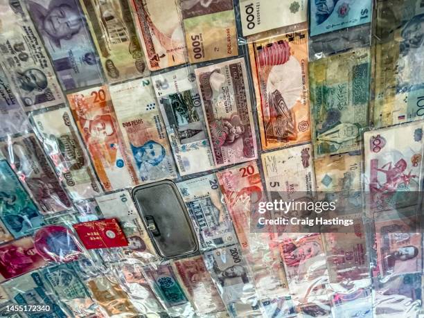 global emerging market forex - wall of foreign forex banknotes past and present - tillväxtmarknad bildbanksfoton och bilder