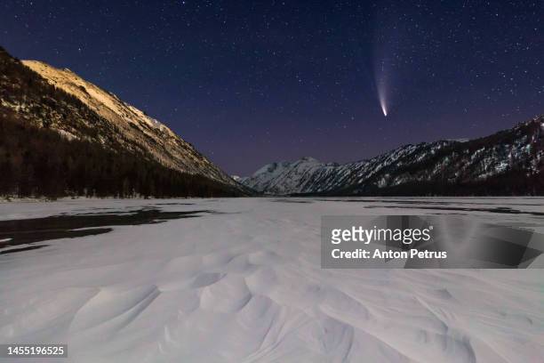 comet  c/2022 e3 (ztf) at night over winter mountains - comet stock pictures, royalty-free photos & images