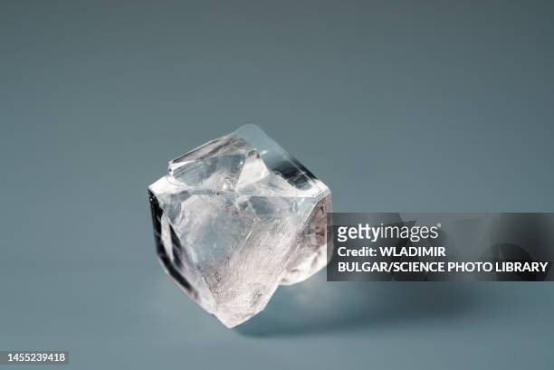 uncut diamond - raw diamond stockfoto's en -beelden