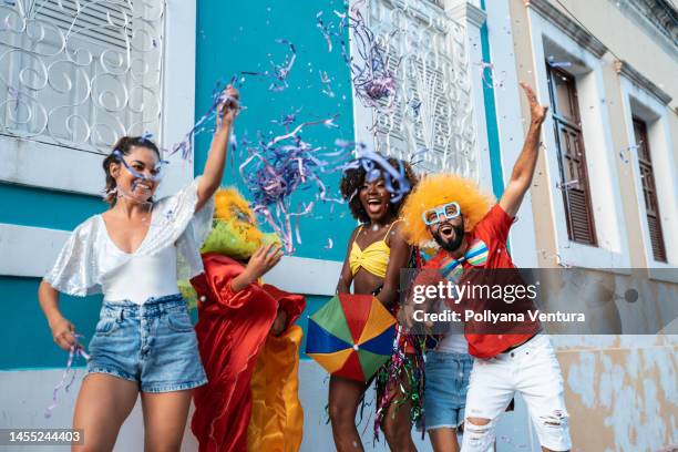 persone che si godono il carnevale brasiliano - carnevale foto e immagini stock