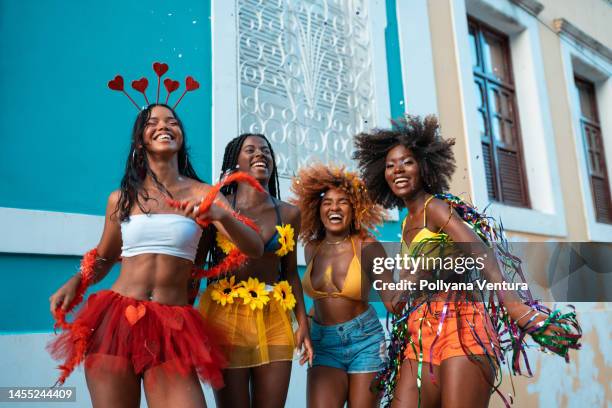 solo le donne che godono del carnevale - brazilian carnival foto e immagini stock