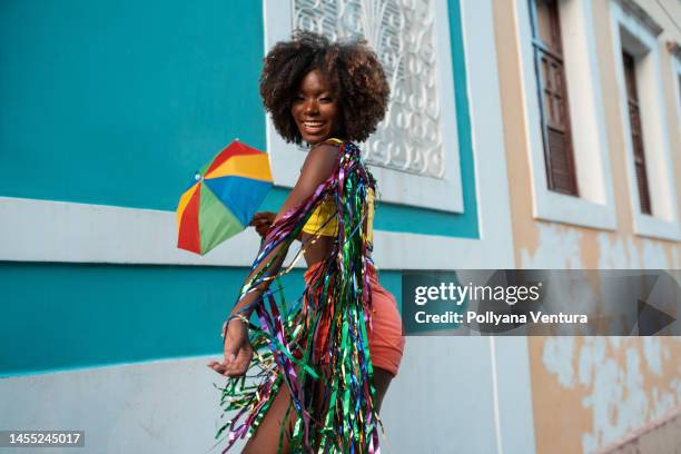 bella donna afro che balla frevo - brazilian carnival foto e immagini stock