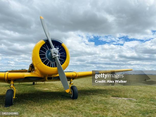 close up of vintage single engine propeller aircraft on grass. - world war 1 aircraft - fotografias e filmes do acervo