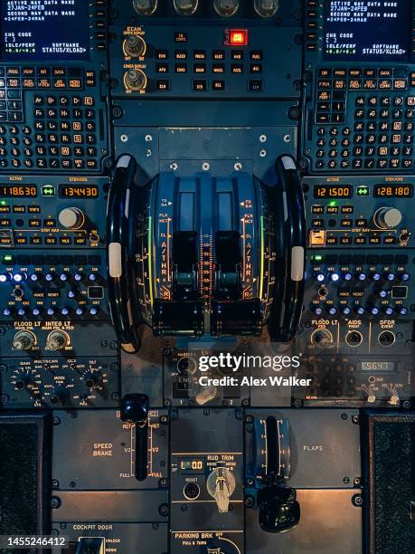 cockpit, flight deck of a commercial aircraft - aeroplane dashboard stock pictures, royalty-free photos & images