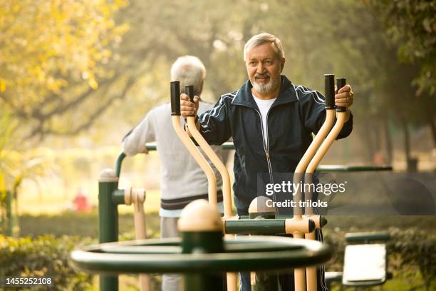 des vieillards en tenue de sport font de l’exercice au gymnase en plein air - muscle stock photos et images de collection