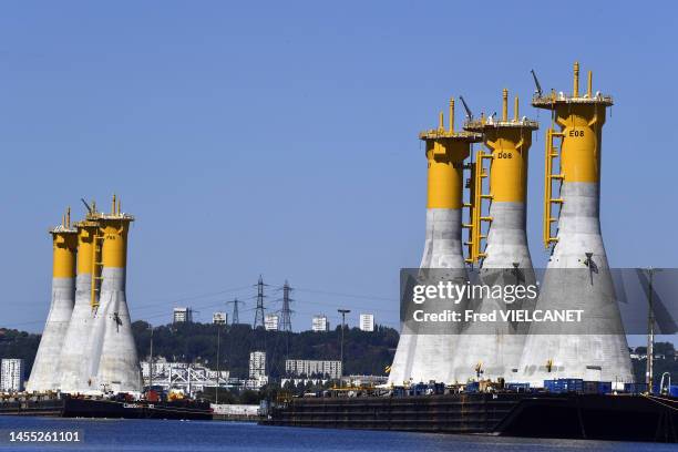 Fondations gravitaires en construction sur le quai de Bougainville au Havre le 24 juillet 2022.
