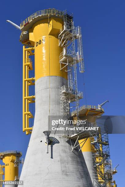 Fondations gravitaires en construction sur le quai de Bougainville au Havre le 24 juillet 2022.