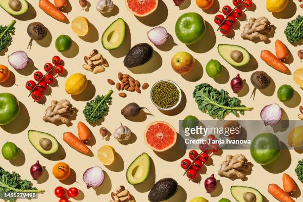 pattern of variety fresh of organic fruits and vegetables and healthy vegan meal ingredients on beige background. healthy food, clean eating, diet and detox, eco friendly, no plastic concept . flat lay, top view - obst stock-fotos und bilder