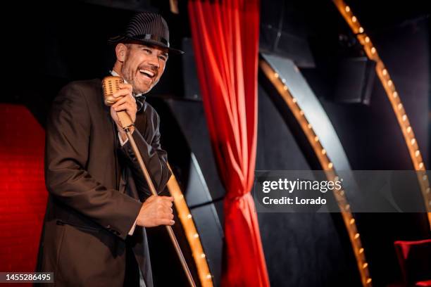 guapo cantante masculino en el escenario - cabaret fotografías e imágenes de stock