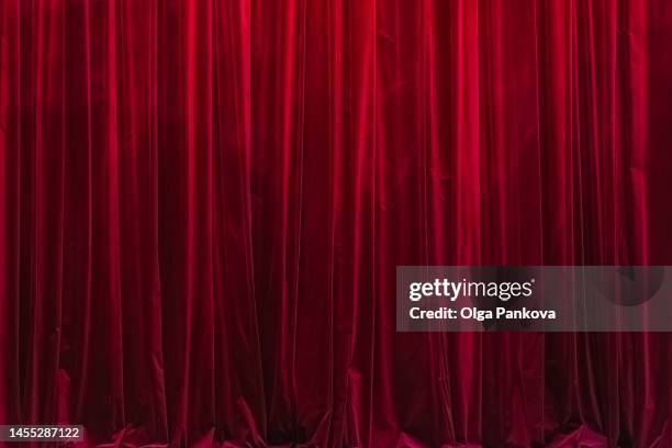 closed red theatre curtains - velvet photos et images de collection