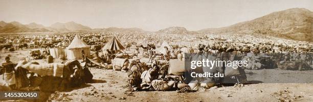 ilustraciones, imágenes clip art, dibujos animados e iconos de stock de campamento de peregrinos junto al monte arafat, abd al-ghaffar, 1887 - camello