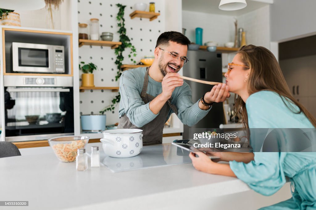 Paare, die Spaß beim Kochen zusammen