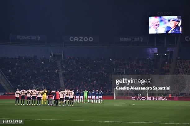 Players, officials and fans hold a minutes silence in memory of Gianluca Vialli prior to the Serie A match between Bologna FC and Atalanta BC at...