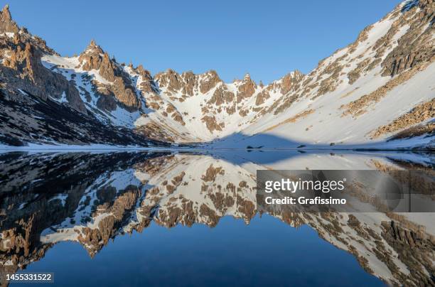 toncek lagune in bariloche patagonien argentinien im winter - see nahuel huapi stock-fotos und bilder