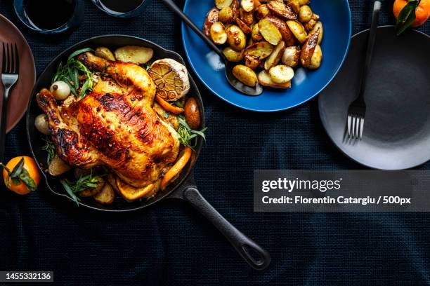 holiday dinner with roasted chicken and potatoes,romania - poulet roti photos et images de collection