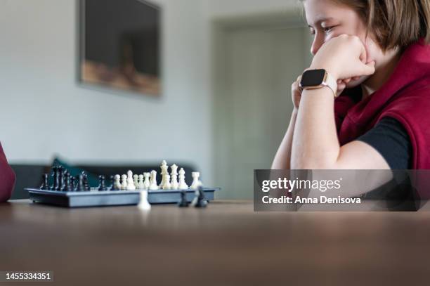 kids are playing chess - schach matt stock-fotos und bilder