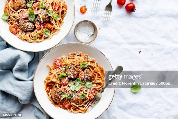 spaghetti meatball topped with parmesan and basil,romania - pasta tomato basil stockfoto's en -beelden
