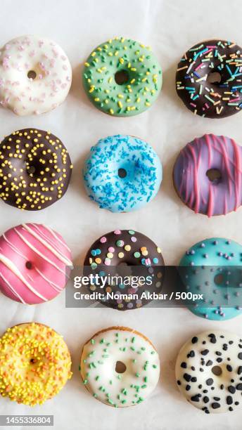 directly above shot of colorful donuts on table,pakistan - buñuelo en forma de rosca fotografías e imágenes de stock