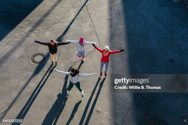 overhead view of women working out - vier personen stock-fotos und bilder